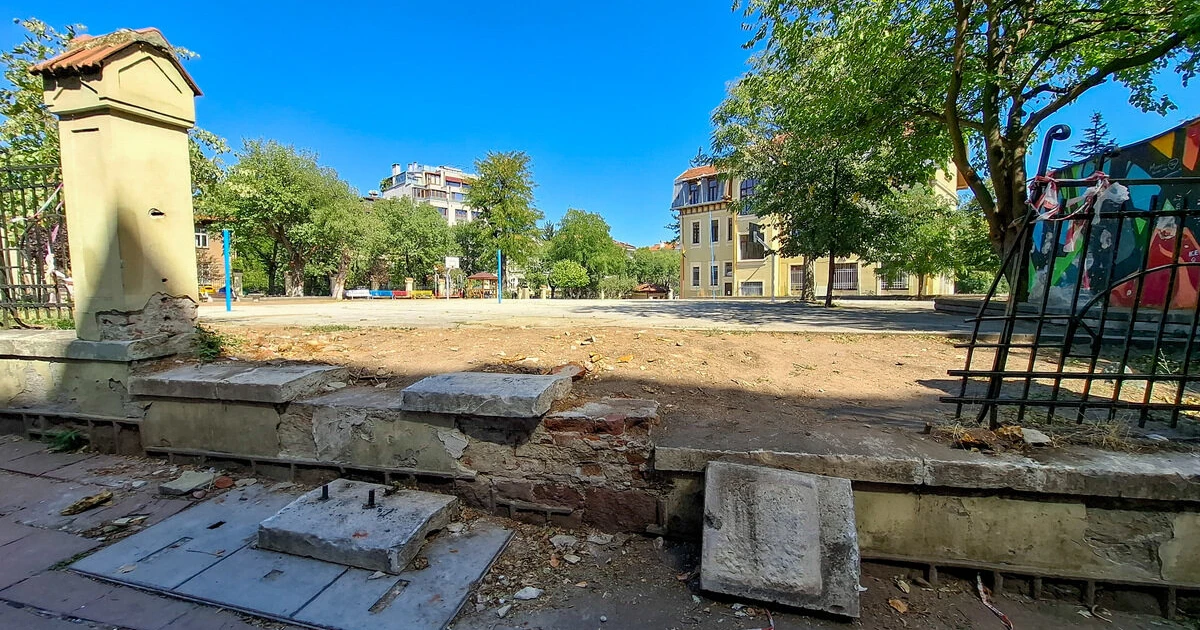 Зле е, но не е опасно: Ще започнат ли учениците в 38-о училище новата година с каски