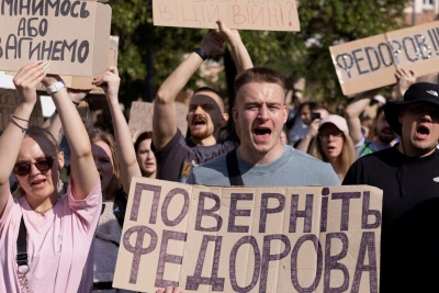 Протести обхванаха няколко украински града в подкрепа на министъра на отбраната