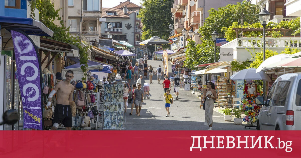 Двама служители на приходната агенция са задържани след сигнал за подкуп