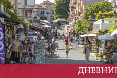 Двама служители на приходната агенция са задържани след сигнал за подкуп