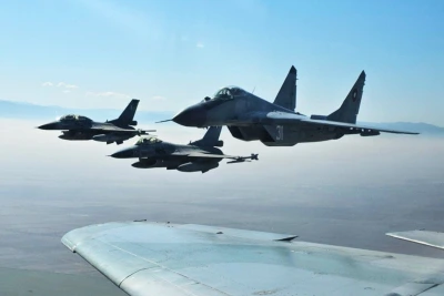 Последни новини от военното министерство: F-16 и още три самолета наблюдават Черно море