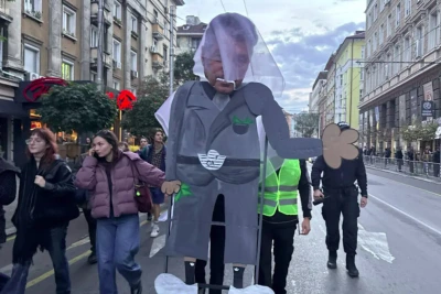 Протестът на НАТФИЗ: Стотици студенти и преподаватели от различни университети блокираха "Дондуков"