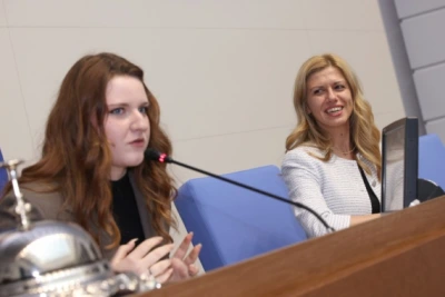 Ученичката Елена Стоименова беше председател на Народното събрание в рамките на инициативата „Мениджър за един ден“