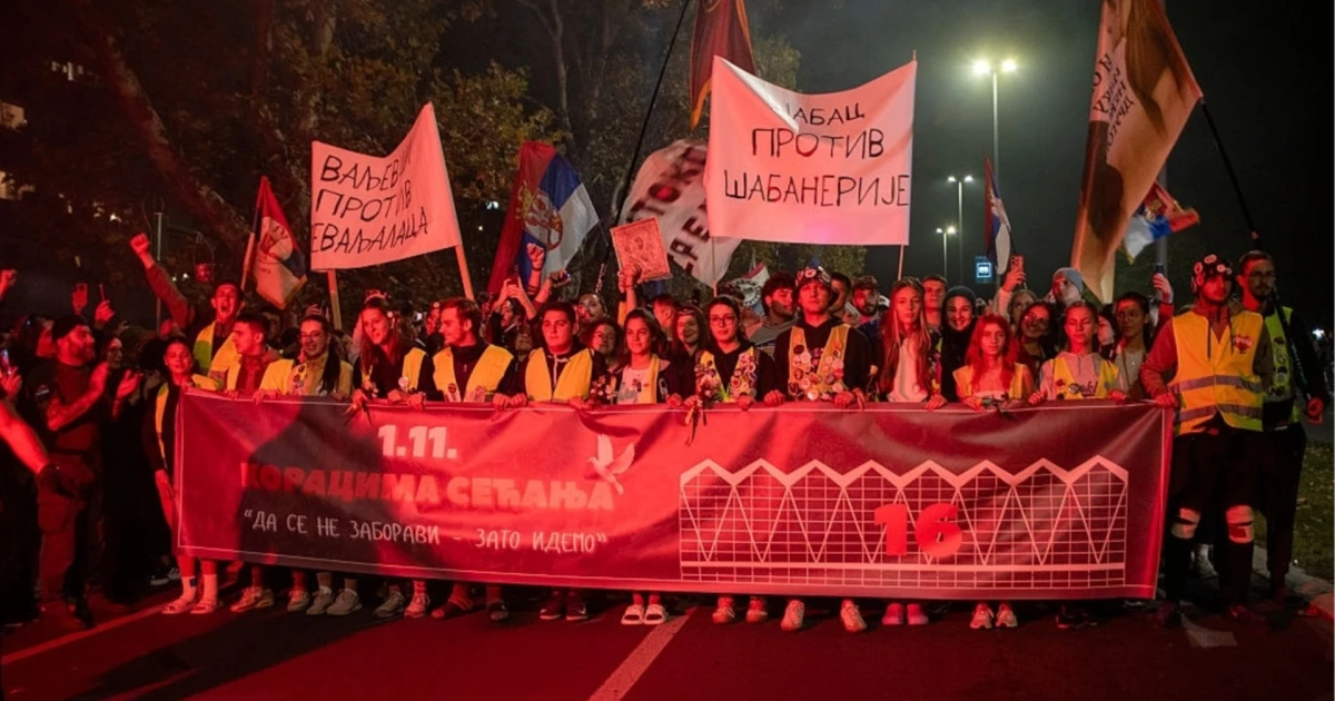 Сръбските студенти закриха кампанията си с огромен митинг преди изборите в неделя (ВИДЕО)