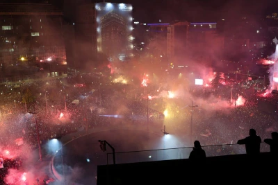 Стотици хиляди заляха центъра на Белград в последен митинг преди вота