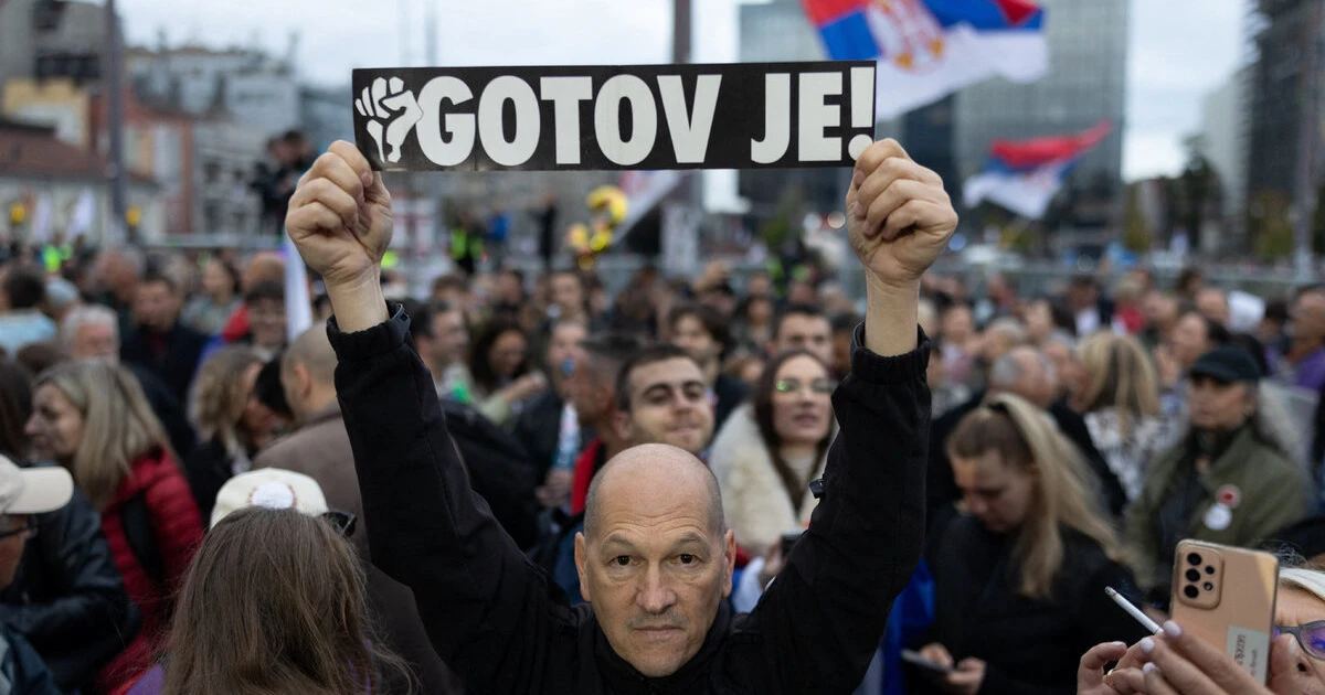 Фотогалерия: Огромен митинг в Белград под лозунга "Сърбия или мафията"