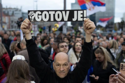 Фотогалерия: Огромен митинг в Белград под лозунга "Сърбия или мафията"