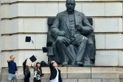 В дипломите на висшистите вече няма да има снимка