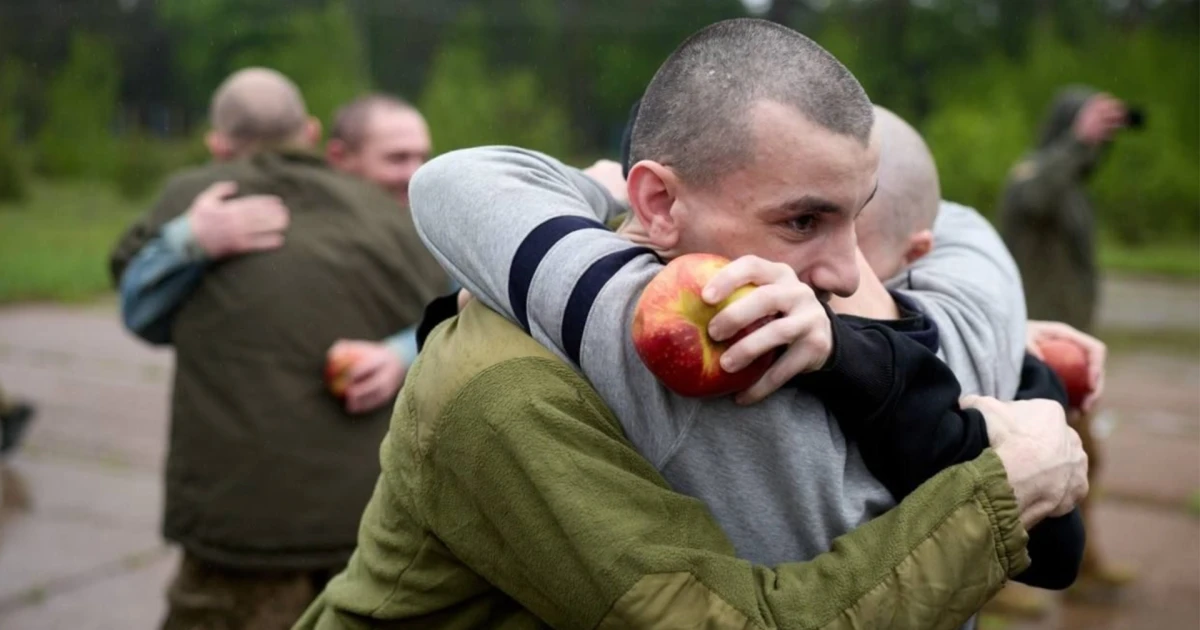 Украйна си върна военнопленници, за които се смяташе, че са загинали при руския терор в Еленовка (СНИМКИ)