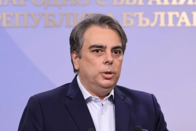 "Знам, че имате достойнство": Асен Василев призова Доцова за оставка и пита защо Радев мълчи за Колтуклиева (ВИДЕО)