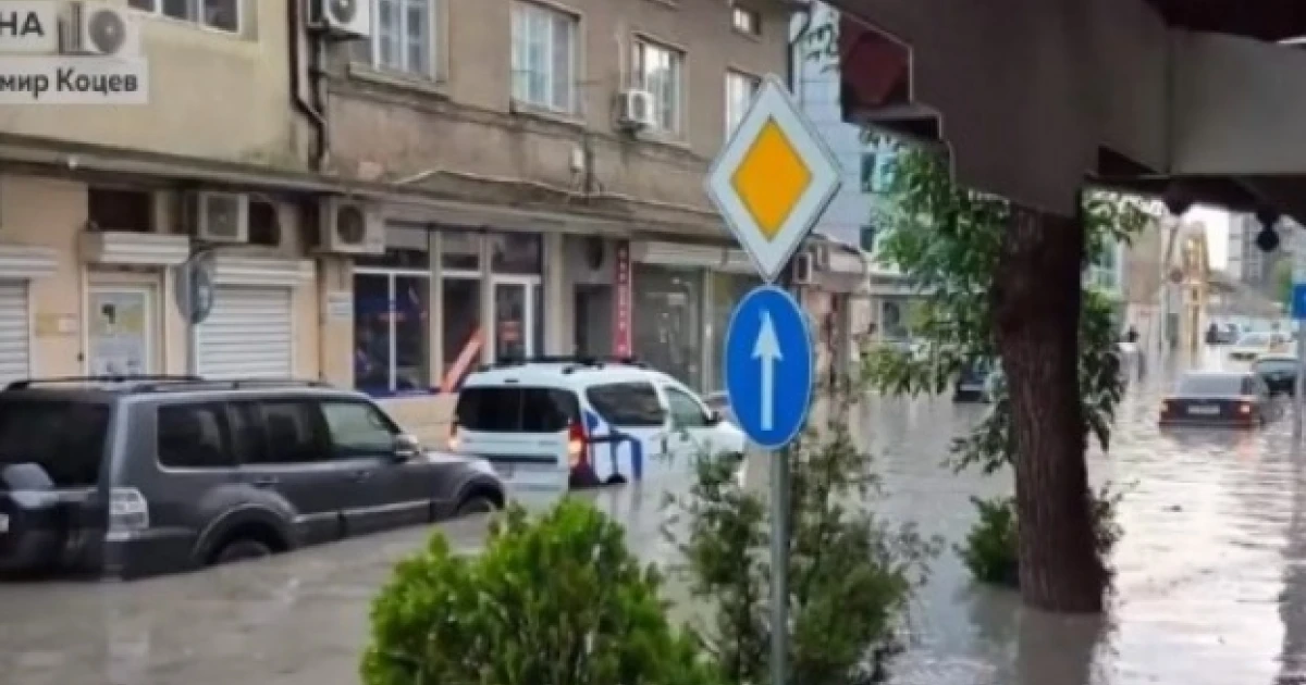 Силен порой по Черноморието, кола затъна в подлез във Варна