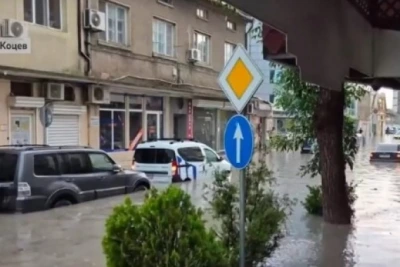 Силен порой по Черноморието, кола затъна в подлез във Варна