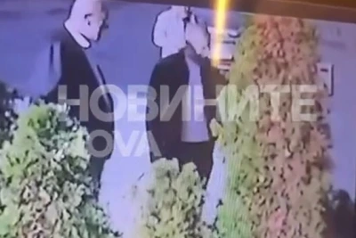 Кадри показват влизането на задържаните за убийството на Слави Бинев в дома му