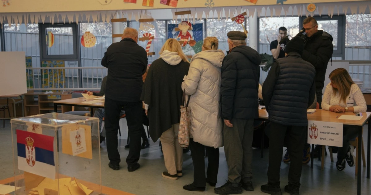 Докато в България секциите са празни, в Сърбия чакат на опашки