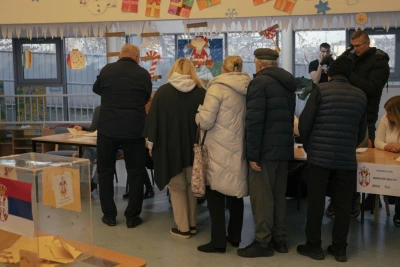 Докато в България секциите са празни, в Сърбия чакат на опашки