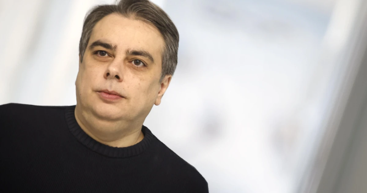 Асен Василев гласува: Да изберем човек, от който няма да ни е срам