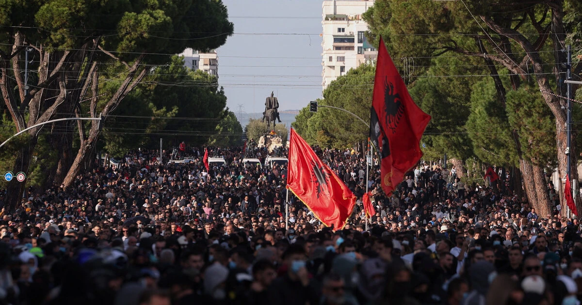 Втора седмица на протести в Европа: по-мирни, но не съвсем