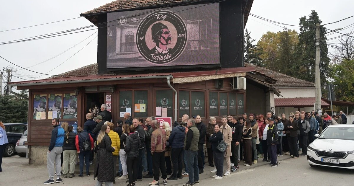 Дълги опашки и взрив на активността бележат исторически вот в Сърбия
