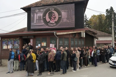 Дълги опашки и взрив на активността бележат исторически вот в Сърбия