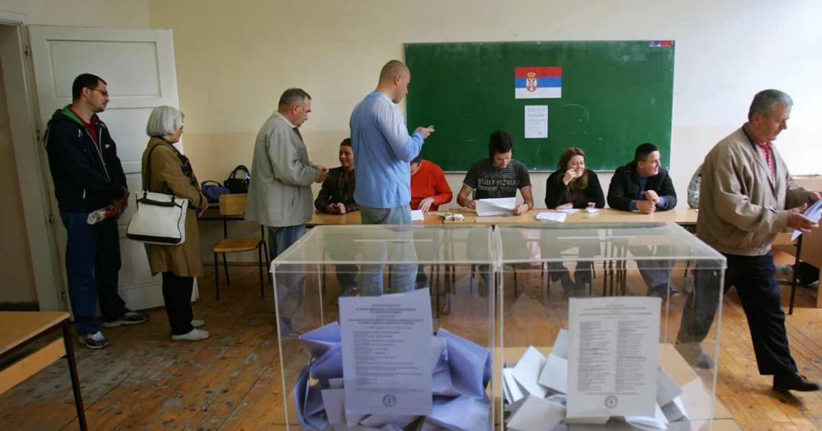 Камъни срещу журналисти и бой: Сръбските избори преминават с висока активност, напрежение и купуване на гласове (ВИДЕА) 