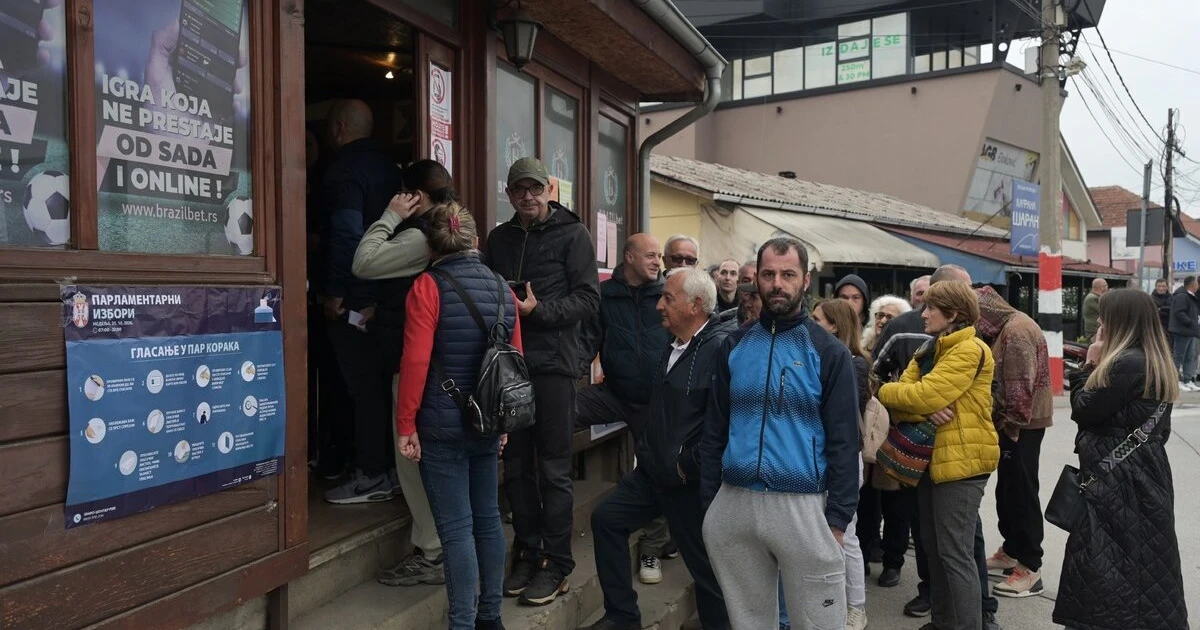 Задух в училище, опашки в хазартен пункт: Сърбия излезе да гласува с гръм и трясък