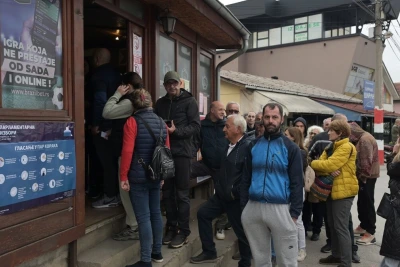 Задух в училище, опашки в хазартен пункт: Сърбия излезе да гласува с гръм и трясък