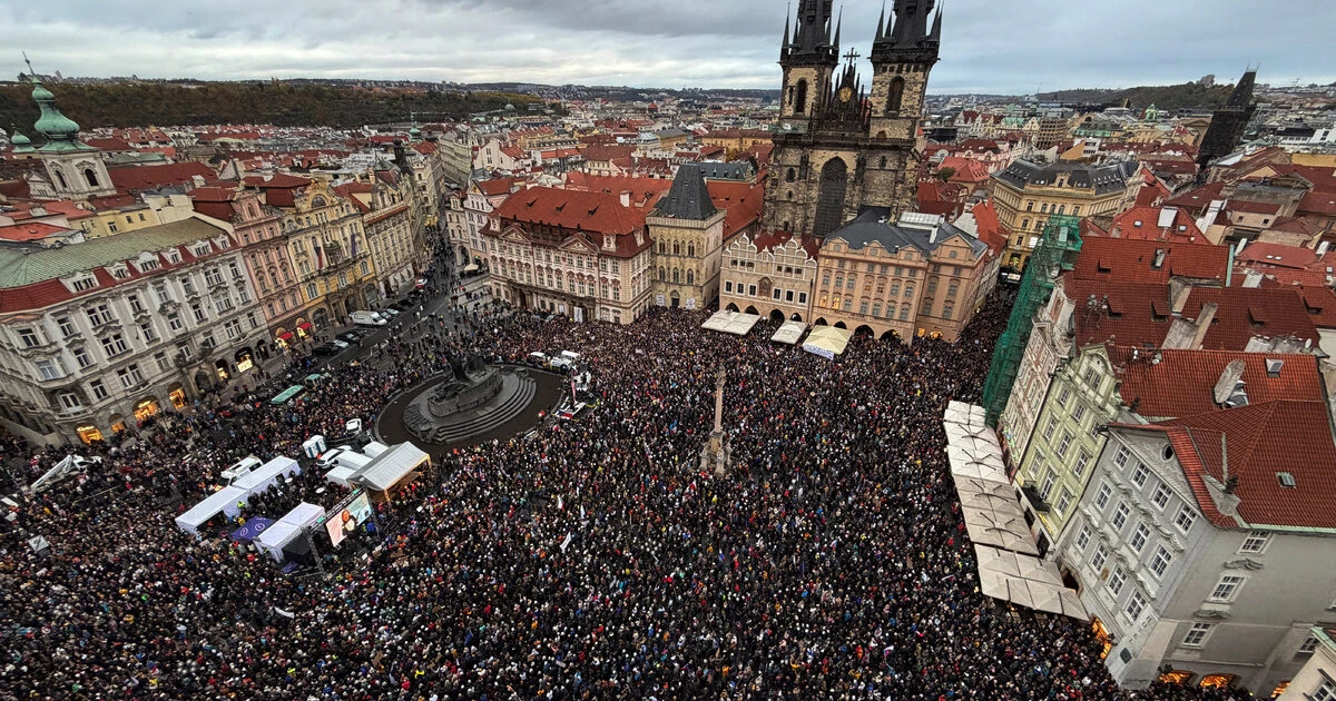 Хиляди протестират срещу промените във финансирането на чешките обществени медии