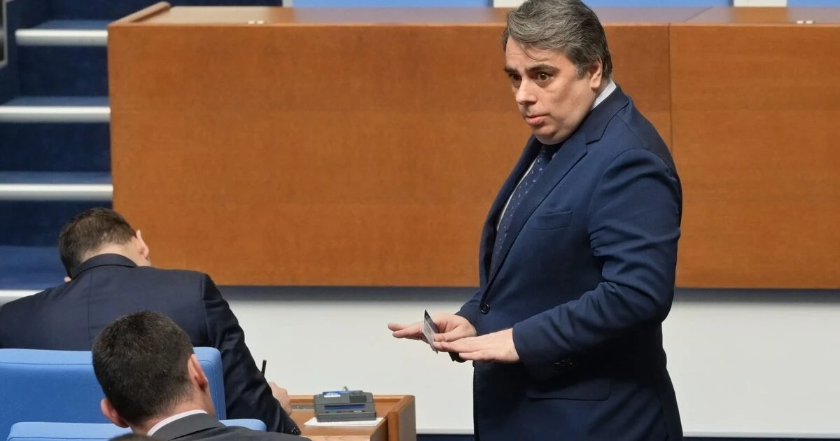 Асен Василев видя 900 хил. червени картона за Румен Радев