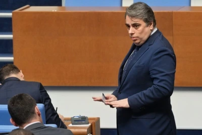Асен Василев видя 900 хил. червени картона за Румен Радев