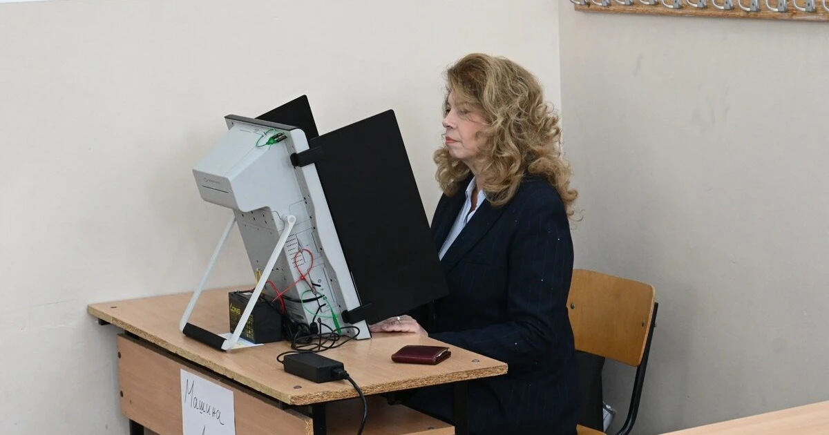 Илияна Йотова продължава да запазва преднината си при 72.43% обработени протоколи
