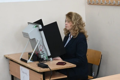 Илияна Йотова продължава да запазва преднината си при 72.43% обработени протоколи