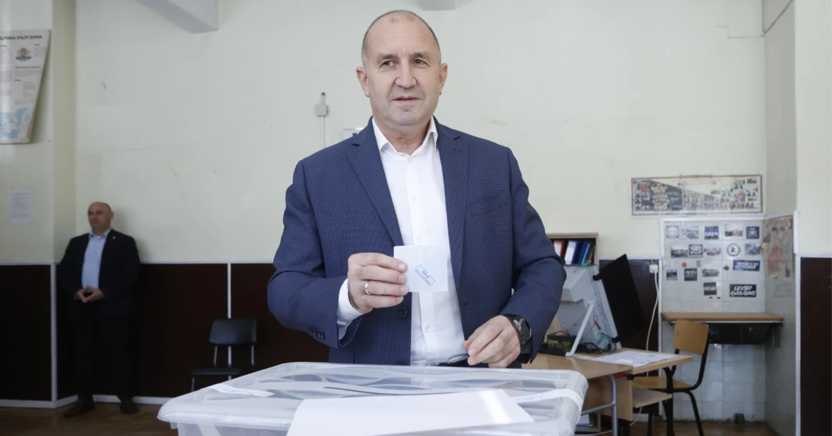 След агитацията и инструктажа към медиите как да го отразяват: Радев "стреля" към Николай Денков и как той "процедирал"