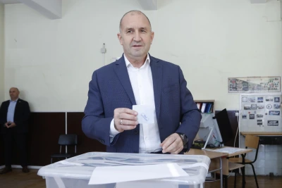 След агитацията и инструктажа към медиите как да го отразяват: Радев "стреля" към Николай Денков и как той "процедирал"
