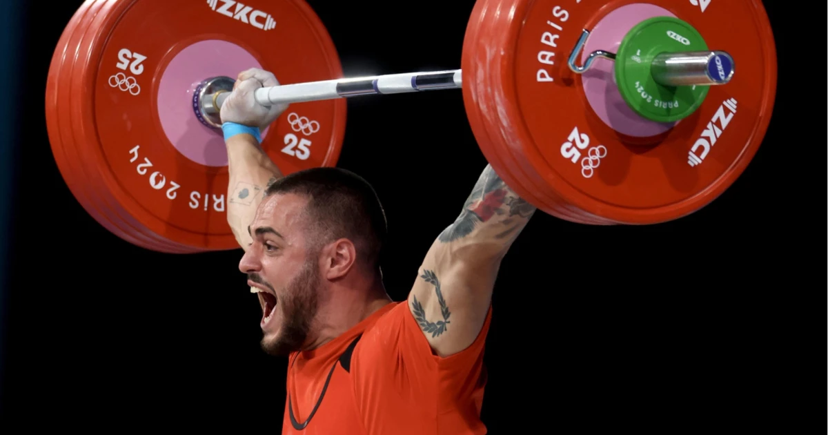 Иранец счупи световния рекорд, но IWF вижда друг фаворит в категорията на Карлос Насар