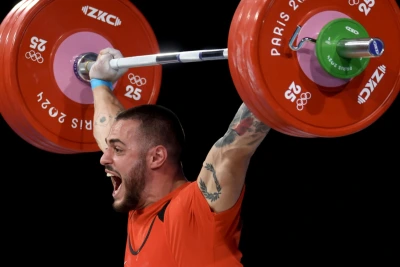 Иранец счупи световния рекорд, но IWF вижда друг фаворит в категорията на Карлос Насар