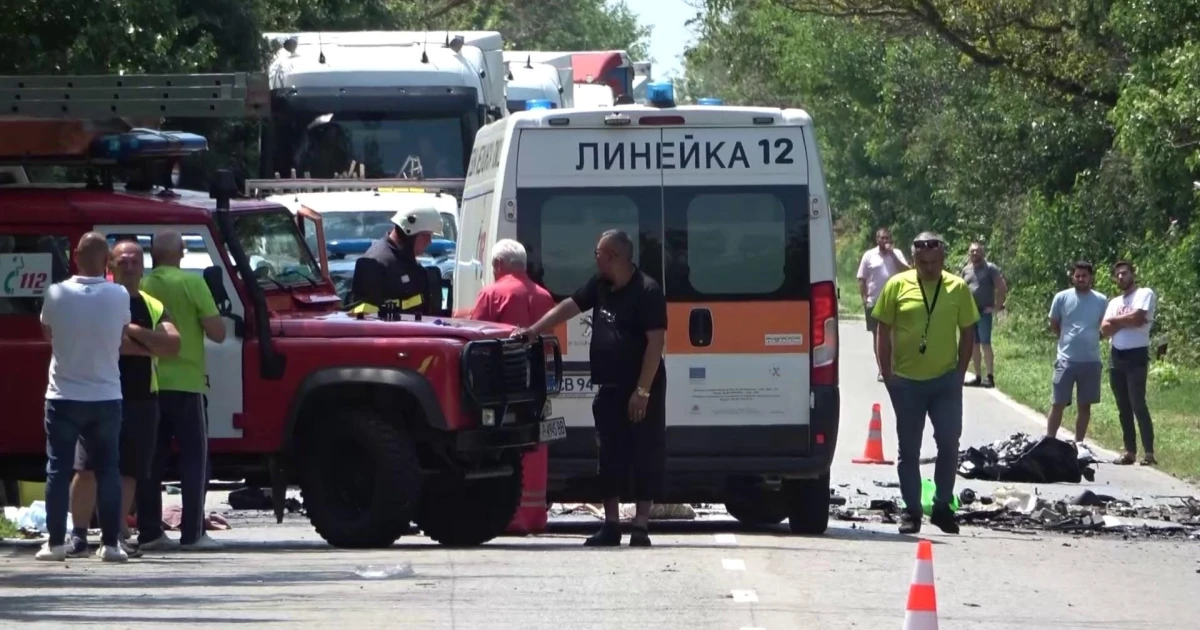 Международен пътнически автобус се заби в катастрофирали и горящи камиони близо до Велико Търново