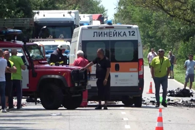 Международен пътнически автобус се заби в катастрофирали и горящи камиони близо до Велико Търново