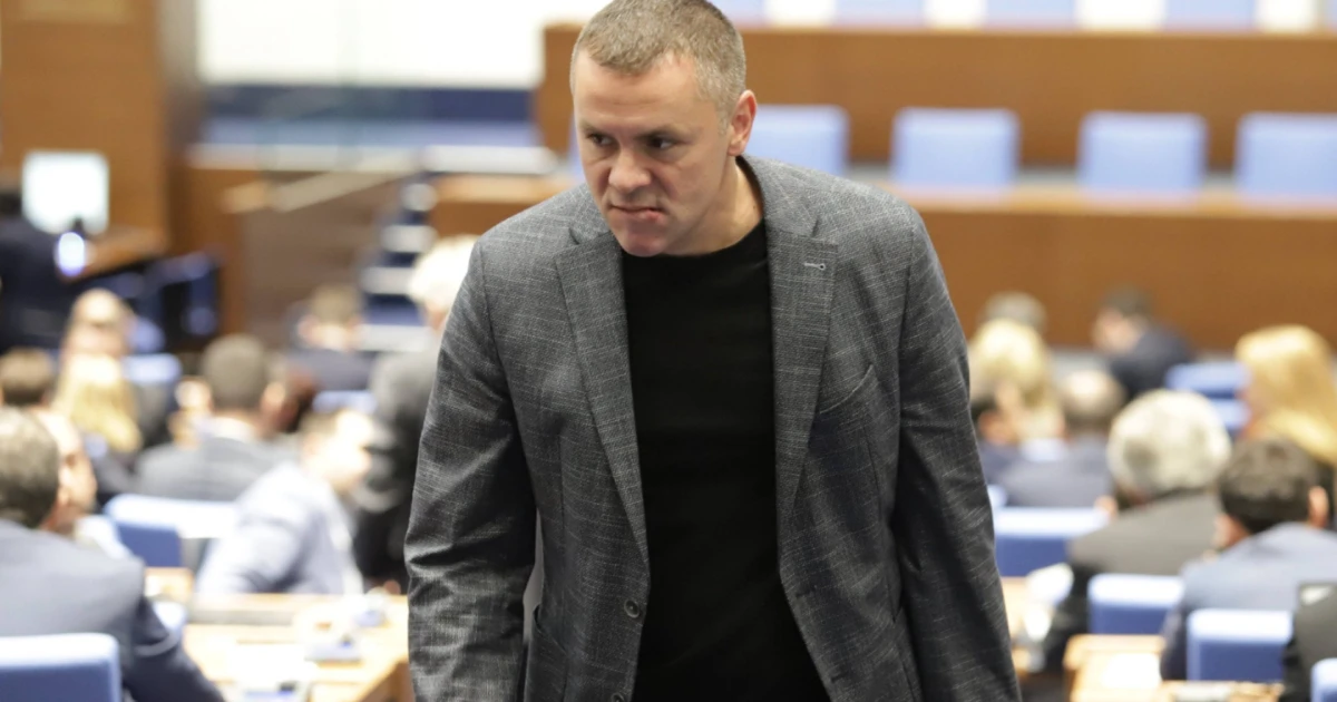 "Това ли ни готвите": Ицо Хазарта попита Йотова трият ли се критични страници, преди и неговата да бъде премахната