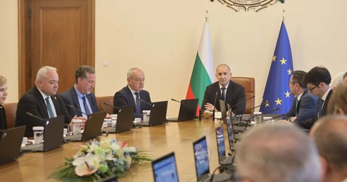 Румен Радев забрани поскъпване на ток и парно