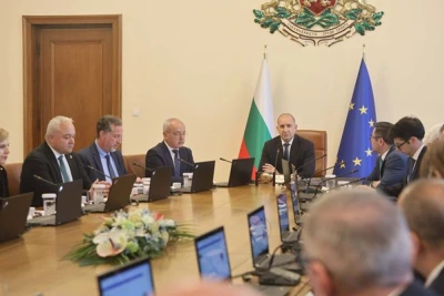 Румен Радев забрани поскъпване на ток и парно