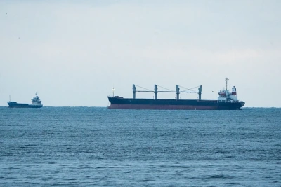 Около 700 контейнера на борда: Поразеният от дронове кораб все още не е потънал