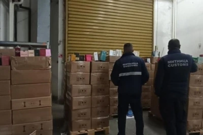 Митничари задържаха над 6000 парфюма на известни марки край Скомля