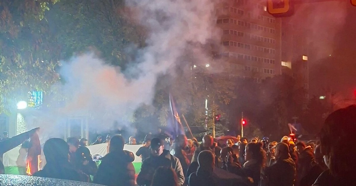 "Радев в Сибир": Граждани протестираха пред руското посолство
