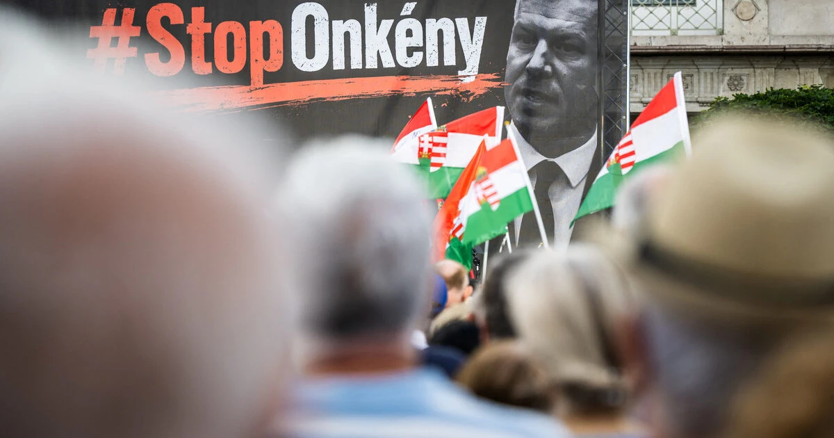 Унгарската опозиция изпълни с протест президентския площад в Будапеща
