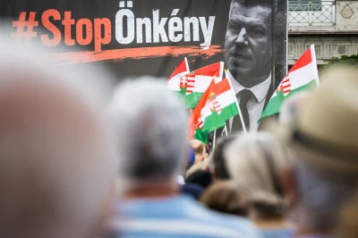 Унгарската опозиция изпълни с протест президентския площад в Будапеща