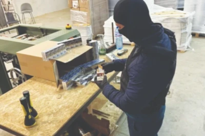 Повдигнаха обвинение на собственика на склада в Карнобат, превърнат в нелегалната фабрика за цигари