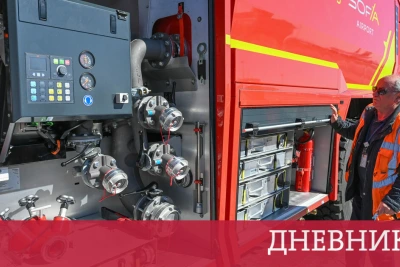 Пожар близо до автомагистрала "Струма" затруднява движението