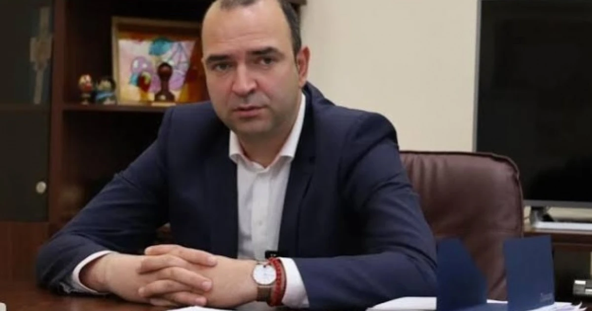Видео показва десетки деца с тротинетки да карат между колите на главна улица в Кюстендил. Ще доведе ли призивът на кмета до повече контрол от страна на родителите?
