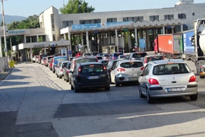 Движението е интензивно на "Капитан Андреево" на изход и на "Калотина" на вход за леки автомобили
