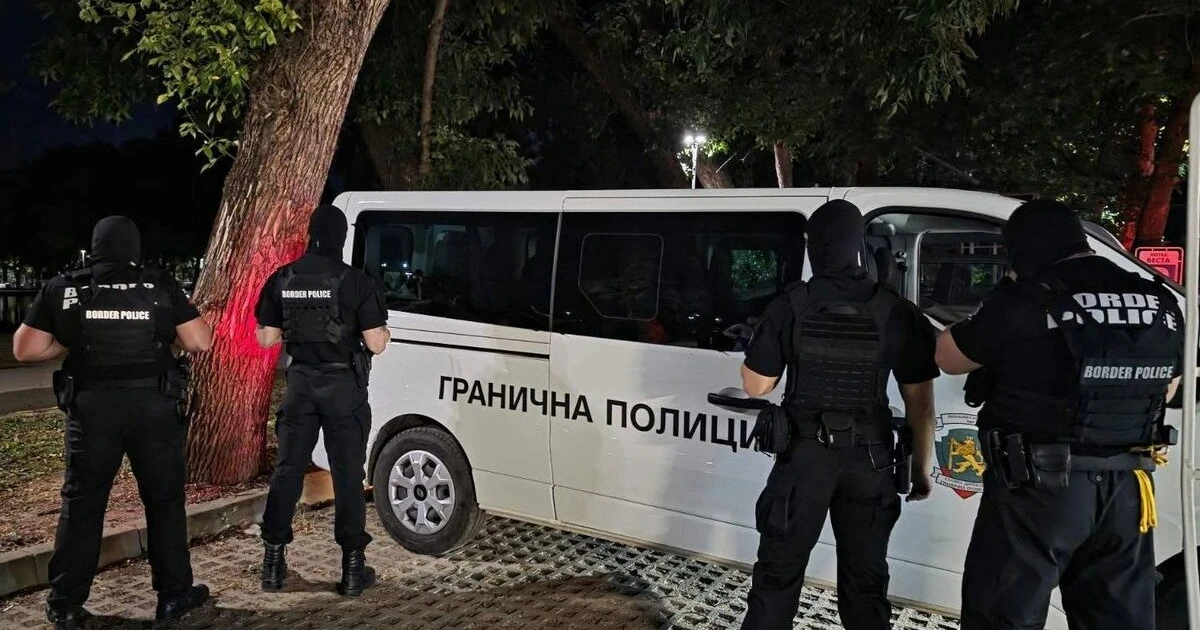 Арестувани са 10 души за измами с коли под наем